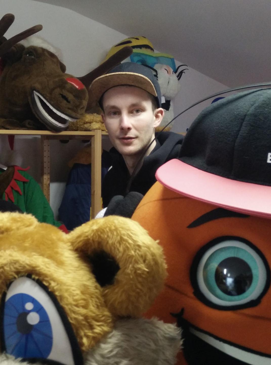Felix Schumacher inmitten seiner selbstgebauten Maskottchenköpfe Felix Schumacher inmitten seiner selbstgebauten Maskottchenköpfe