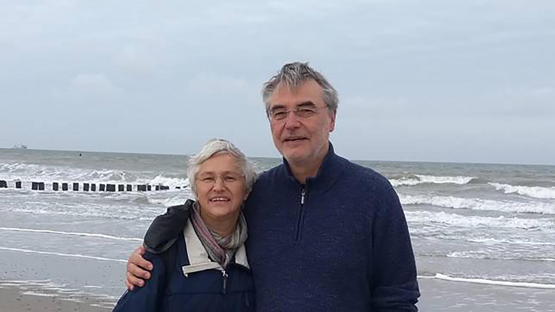 Der Seelsorger Carsten Unbehaun mit seiner Frau Christa Burkhardt am Meer. Der Seelsorger Carsten Unbehaun mit seiner Frau Christa Burkhardt am Meer.