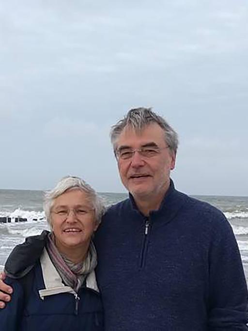 Der Seelsorger Carsten Unbehaun mit seiner Frau Christa Burkhardt am Meer.