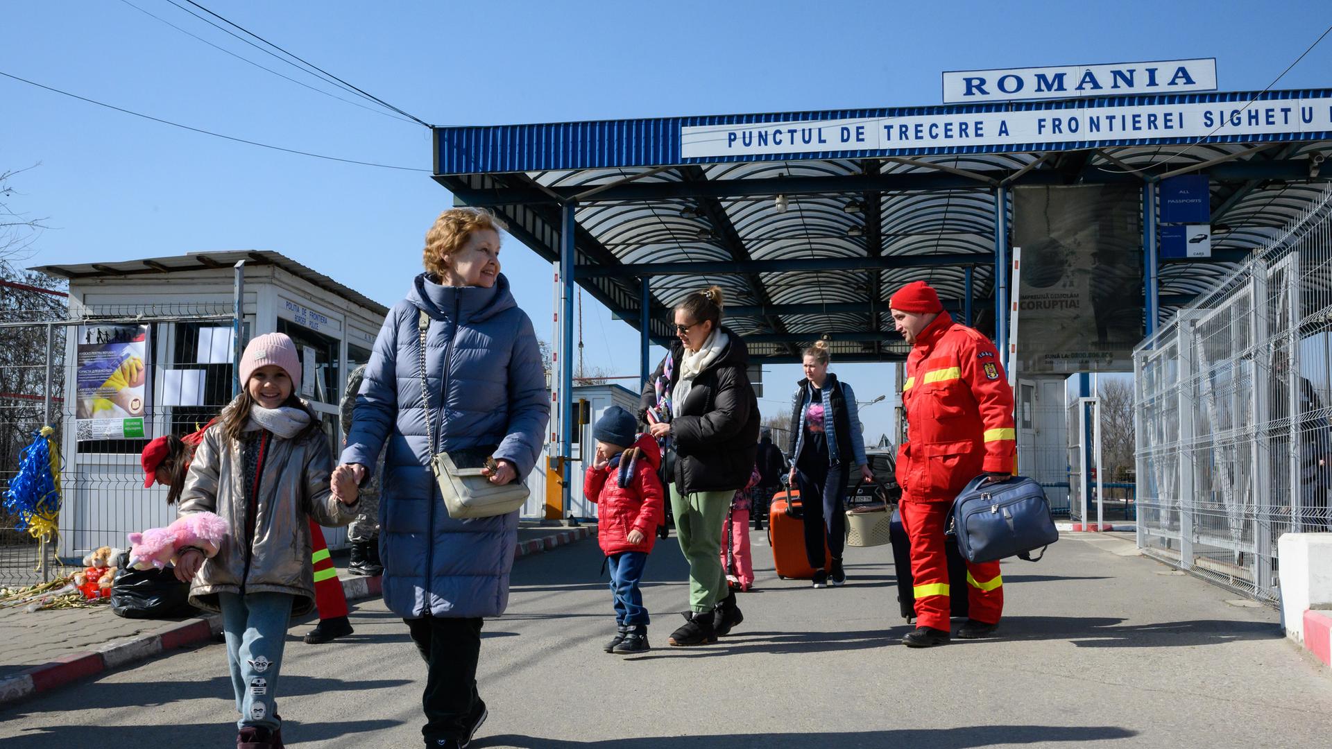 Aus der Ukraine geflüchtete Frauen und Kinder werden am Unicef "Blue Dot" Center am rumänisch-ukrainischen Grenzübergang von Helfern in Empfang genommen. Die Entwicklungsministerin ist für einen Tag in Rumänien und besucht Unicef-Projekte für geflüchtete ukrainische Familien an der Grenze zur Ukraine. Aus der Ukraine geflüchtete Frauen und Kinder werden am Unicef "Blue Dot" Center am rumänisch-ukrainischen Grenzübergang von Helfern in Empfang genommen. Die Entwicklungsministerin ist für einen Tag in Rumänien und besucht Unicef-Projekte für geflüchtete ukrainische Familien an der Grenze zur Ukraine.