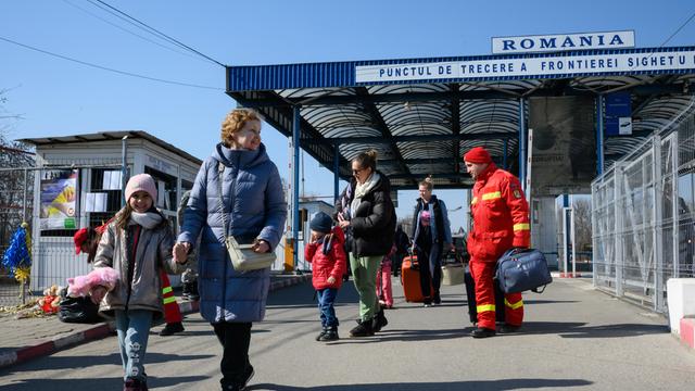Aus der Ukraine geflüchtete Frauen und Kinder werden am Unicef "Blue Dot" Center am rumänisch-ukrainischen Grenzübergang von Helfern in Empfang genommen. Die Entwicklungsministerin ist für einen Tag in Rumänien und besucht Unicef-Projekte für geflüchtete ukrainische Familien an der Grenze zur Ukraine.