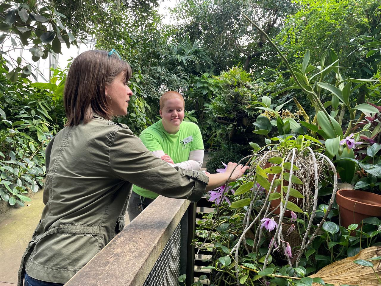 Margaret Thresher, Vizepräsidentin von Holden Forests and Gardens (l.), und Amanda Wood, die städtische Försterin im Botanischen Garten in Cleveland
