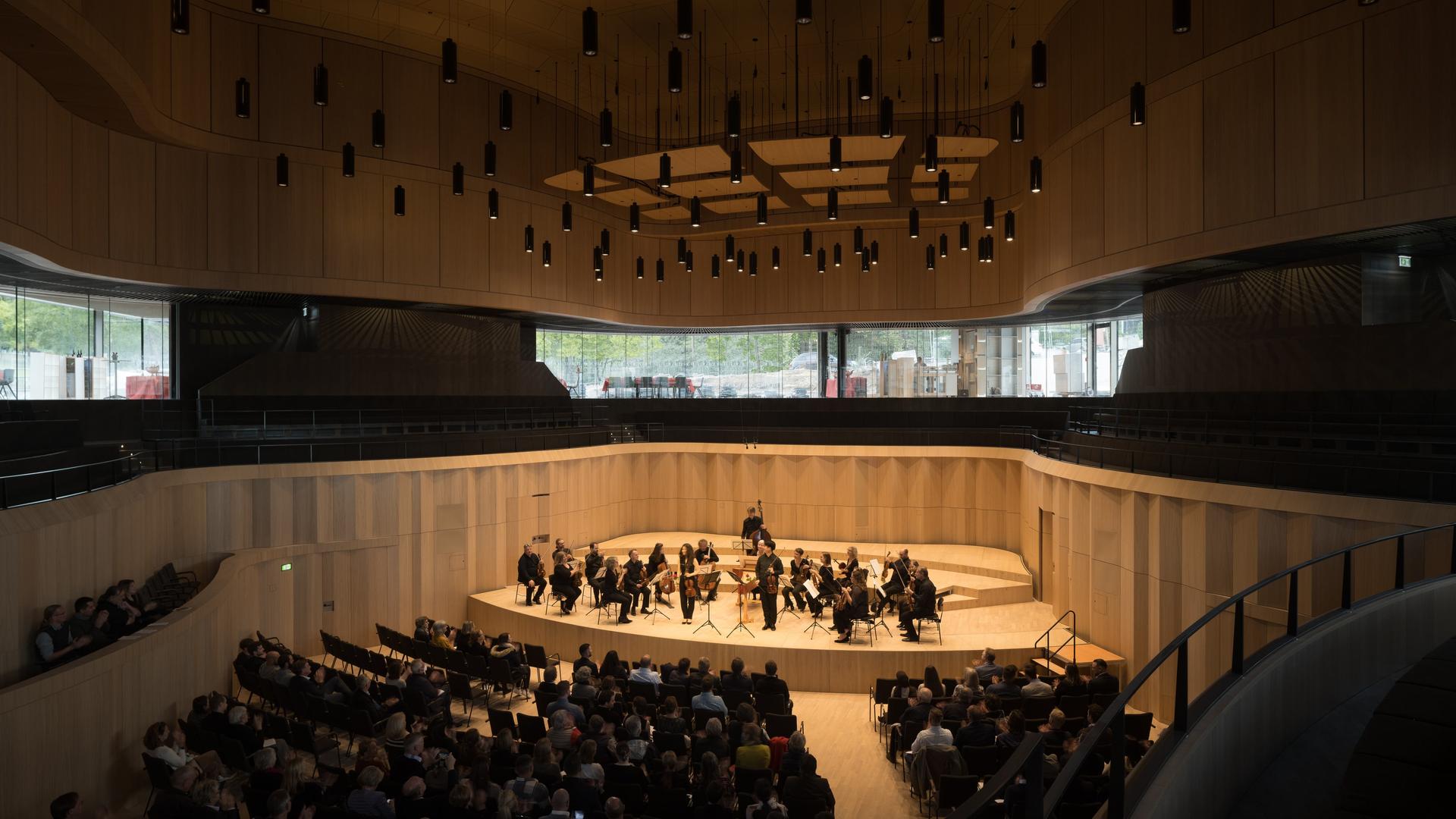 Ein Kammerorchester spielt im neu eröffneten Casals Forum. Ein Kammerorchester spielt im neu eröffneten Casals Forum.
