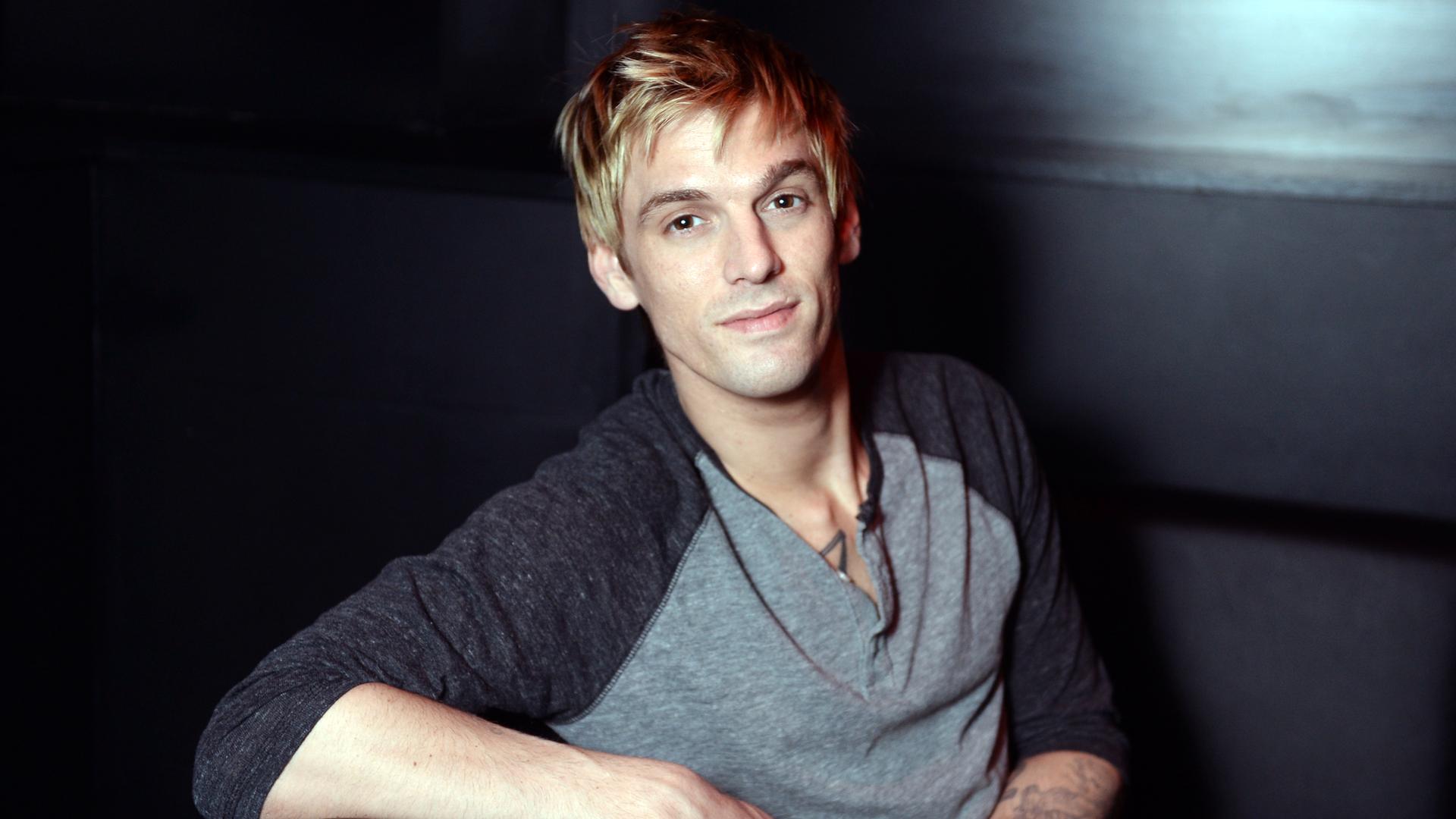 Der US-amerikanische Popsänger Aaron Carter sitzt am 21.1.2015 in einem Club in Berlin und schaut in die Kamera. Der US-amerikanische Popsänger Aaron Carter sitzt am 21.1.2015 in einem Club in Berlin und schaut in die Kamera.