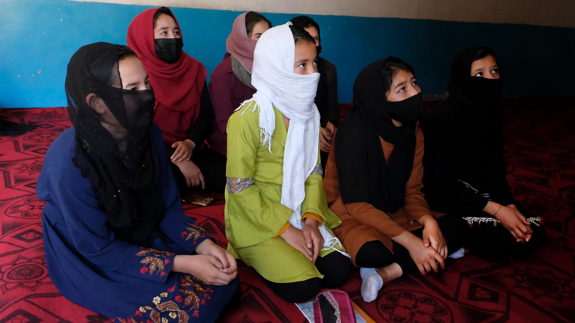 Schülerinnen einer Untergrundschule für Mädchen in Afghanistan. Schülerinnen einer Untergrundschule für Mädchen in Afghanistan.