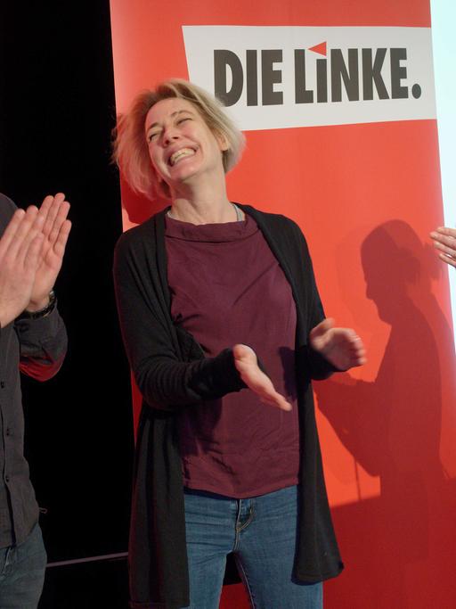 Jules El-Khatib (l-r) und Carolin Butterwegge freuen sich bei der Delegiertenversammlung der Partei Die Linke in Nordrhein-Westfalen über die Wahl auf die Listenplätze eins (Butterwegge) und zwei (El-Khatib) für die Landtagswahlen