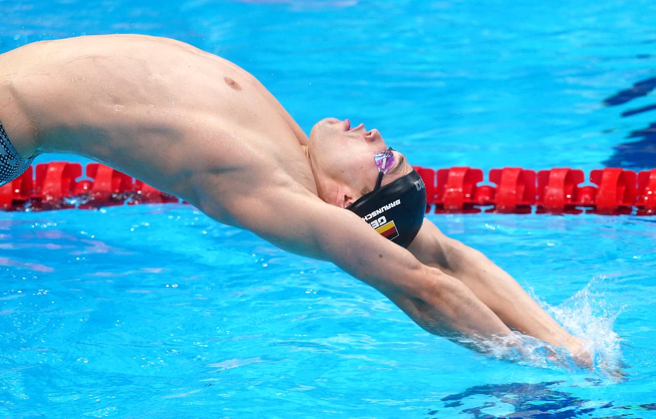Ole Braunschweig während des 100-Meter-Rückenschwimmens der Männer in Lauf 3 im Tokyo Aquatics Centre am zweiten Tag der Olympischen Spiele 2021 in Japan. Ole Braunschweig während des 100-Meter-Rückenschwimmens der Männer in Lauf 3 im Tokyo Aquatics Centre am zweiten Tag der Olympischen Spiele 2021 in Japan.