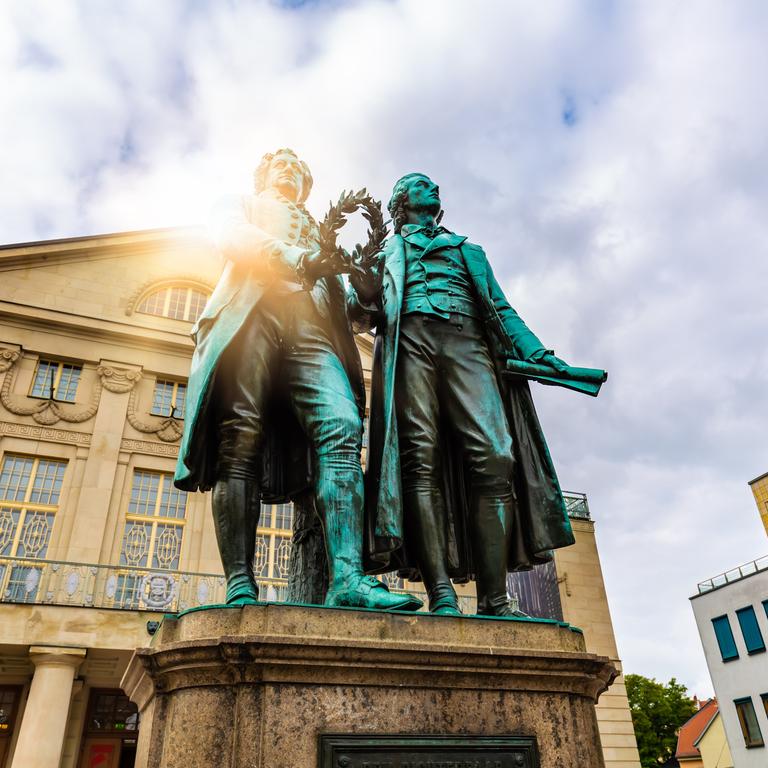 Das Goethe und Schiller Monument vor dem Theater in Weimar. Das Goethe und Schiller Monument vor dem Theater in Weimar.