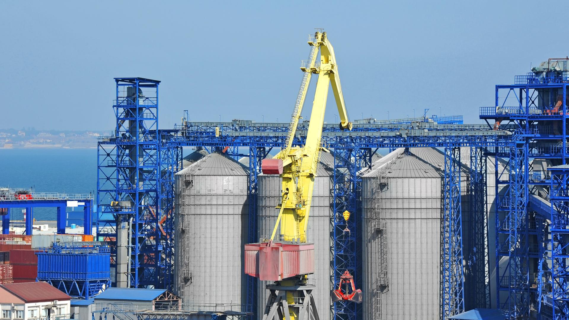 Getreidesilos im Hafen von Odessa Getreidesilos im Hafen von Odessa
