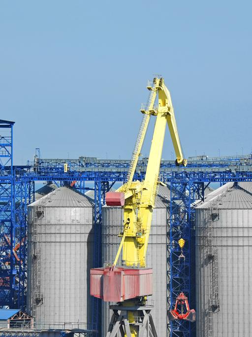 Getreidesilos im Hafen von Odessa