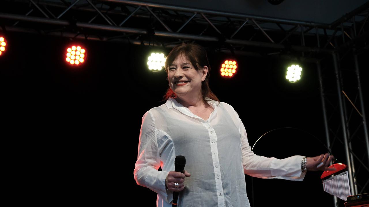 Ulla Meinecke steht auf einer Konzertbühne und hat ein Mikrofon in der Hand. Ulla Meinecke steht auf einer Konzertbühne und hat ein Mikrofon in der Hand.