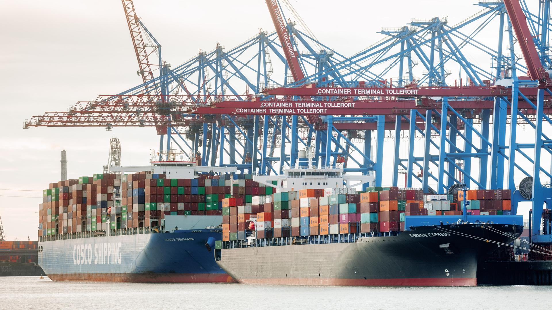 Containerschiffe liegen im Hamburger Hafen
