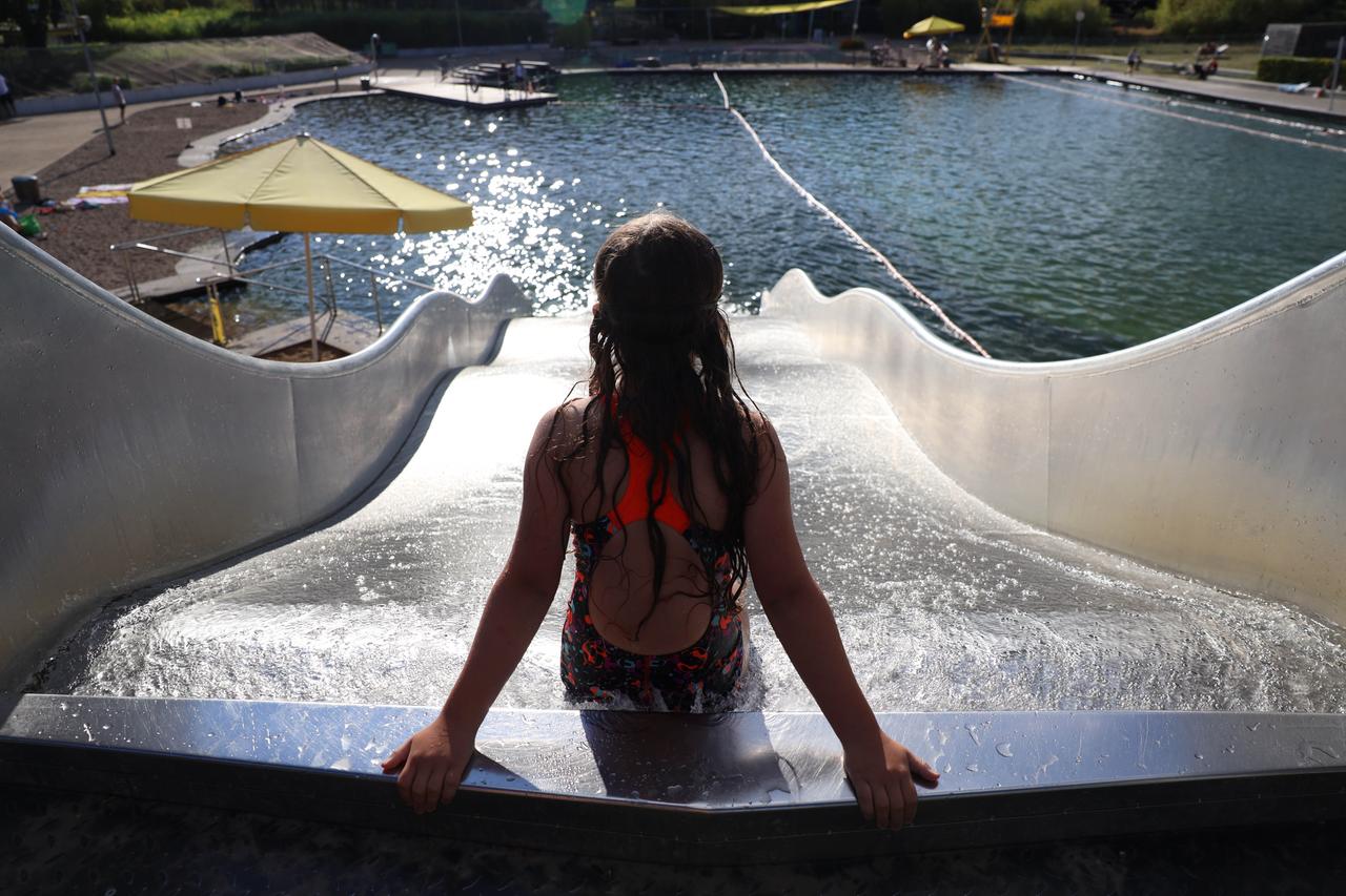 Ein Mädchen auf der Wasserrutsche im Freibadbereich des Kölner Lentparks. Ein Mädchen auf der Wasserrutsche im Freibadbereich des Kölner Lentparks.