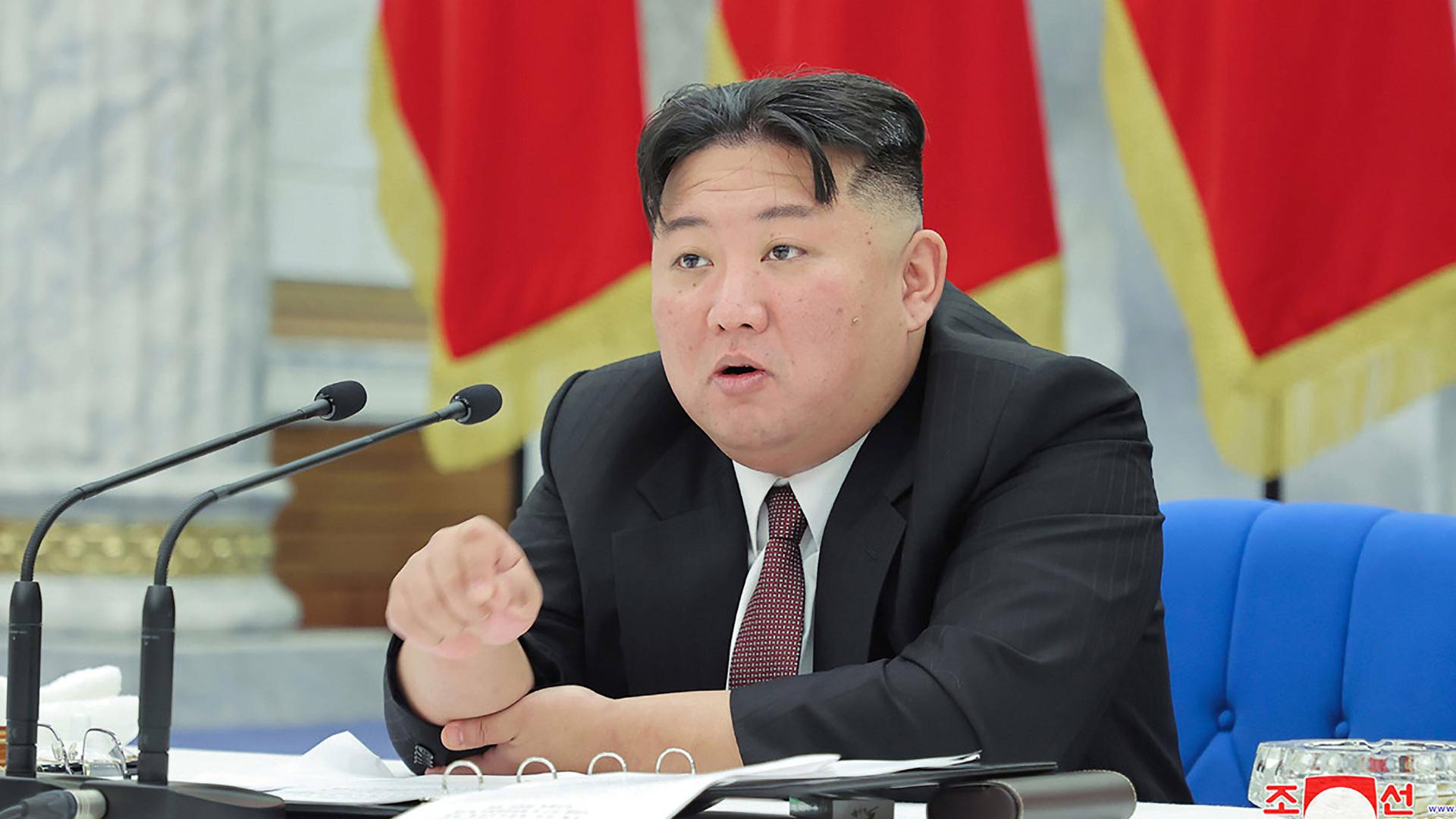 Das Bild zeigt wie der nordkoreanische Führer Kim Jong-un während einer Sitzung der Arbeiterpartei Nordkoreas in der Parteizentrale in Pjöngjang spricht (30.12.2022) Das Bild zeigt wie der nordkoreanische Führer Kim Jong-un während einer Sitzung der Arbeiterpartei Nordkoreas in der Parteizentrale in Pjöngjang spricht (30.12.2022)