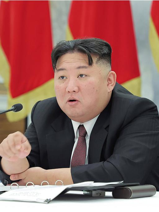 Das Bild zeigt wie der nordkoreanische Führer Kim Jong-un während einer Sitzung der Arbeiterpartei Nordkoreas in der Parteizentrale in Pjöngjang spricht (30.12.2022)