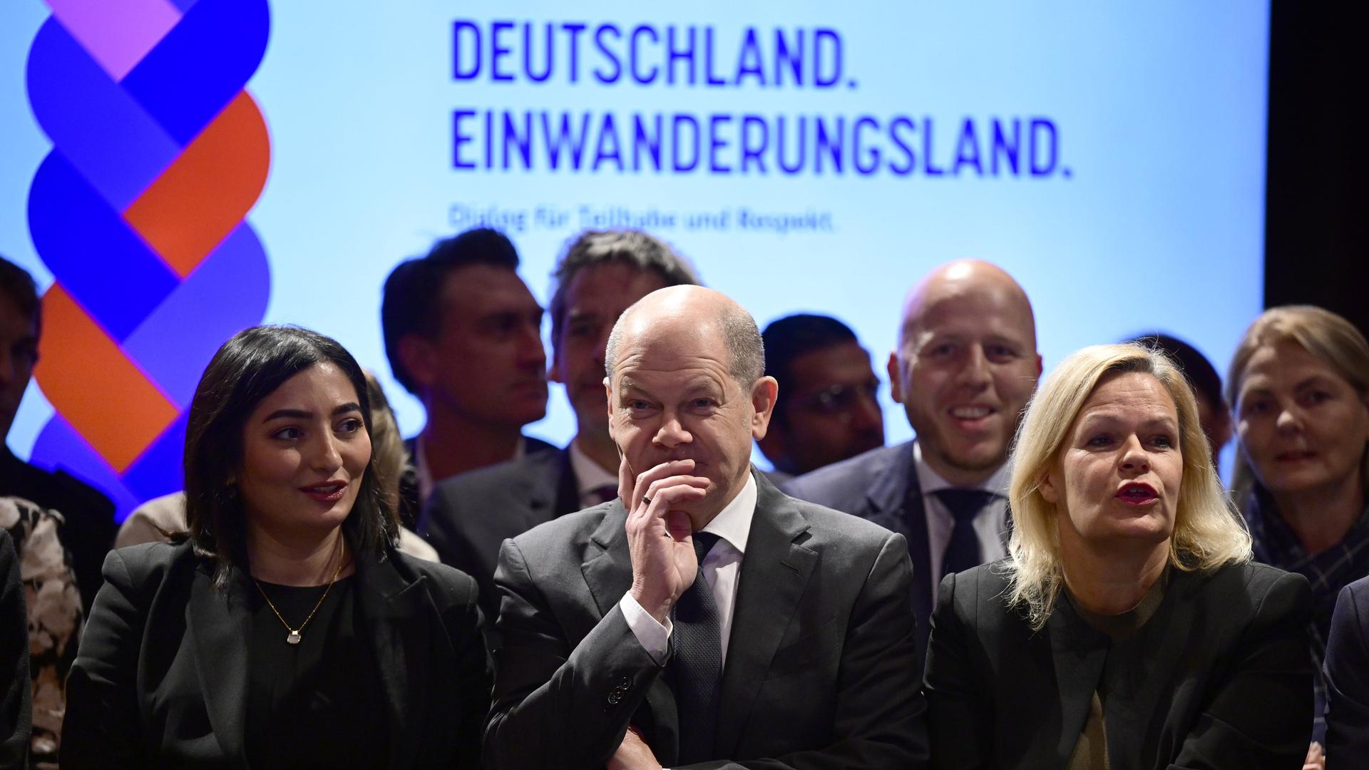 Nancy Faeser (l-r, SPD), Bundesministerin des Innern und Heimat, Bundeskanzler Olaf Scholz (SPD) und Reem Alabali-Radovan (SPD), Beauftragte der Bundesregierung für Migration, Flüchtlinge und Integration, auf einer Veranstaltung der Bundesregierung zu Deutschland als Einwanderungsland Nancy Faeser (l-r, SPD), Bundesministerin des Innern und Heimat, Bundeskanzler Olaf Scholz (SPD) und Reem Alabali-Radovan (SPD), Beauftragte der Bundesregierung für Migration, Flüchtlinge und Integration, auf einer Veranstaltung der Bundesregierung zu Deutschland als Einwanderungsland