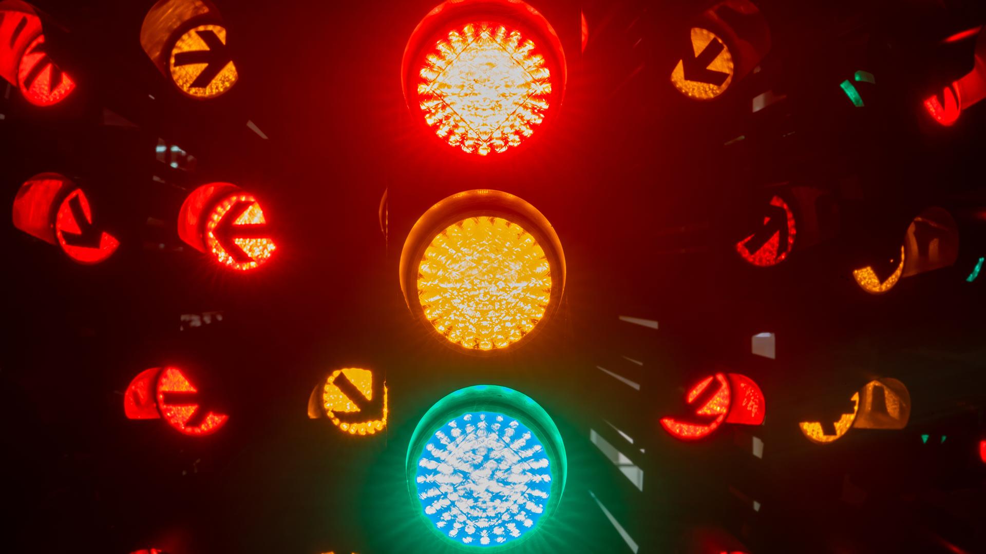Eine Langzeitbelichtung einer Ampel bei Nacht, die in allen Phasen Rot, Gelb und Grün leuchtet. Eine Langzeitbelichtung einer Ampel bei Nacht, die in allen Phasen Rot, Gelb und Grün leuchtet.