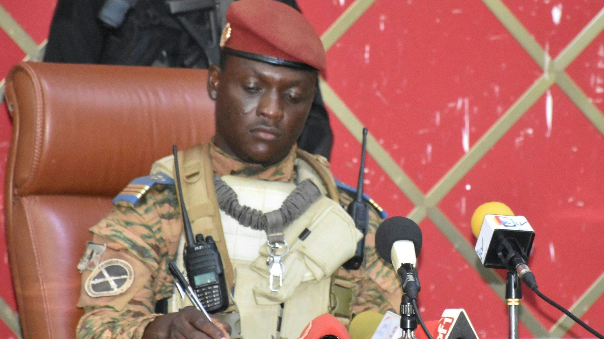 Der Offizier Ibrahim Traoré sitzt an einem Schreibtisch. Er schreibt etwas.
