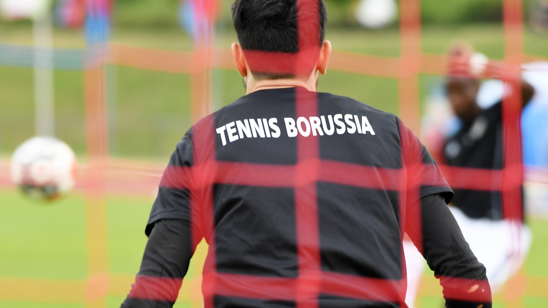 Das Trikot vom Torhüter von TeBe in Rückansicht durch ein Tornetz fotografiert beim Spiel in der Fußball-Regionalliga Nordost, Saison 2021/2022, 7. Spieltag, FC Eilenburg vs. Tennis Borussia Berlin. Das Trikot vom Torhüter von TeBe in Rückansicht durch ein Tornetz fotografiert beim Spiel in der Fußball-Regionalliga Nordost, Saison 2021/2022, 7. Spieltag, FC Eilenburg vs. Tennis Borussia Berlin.