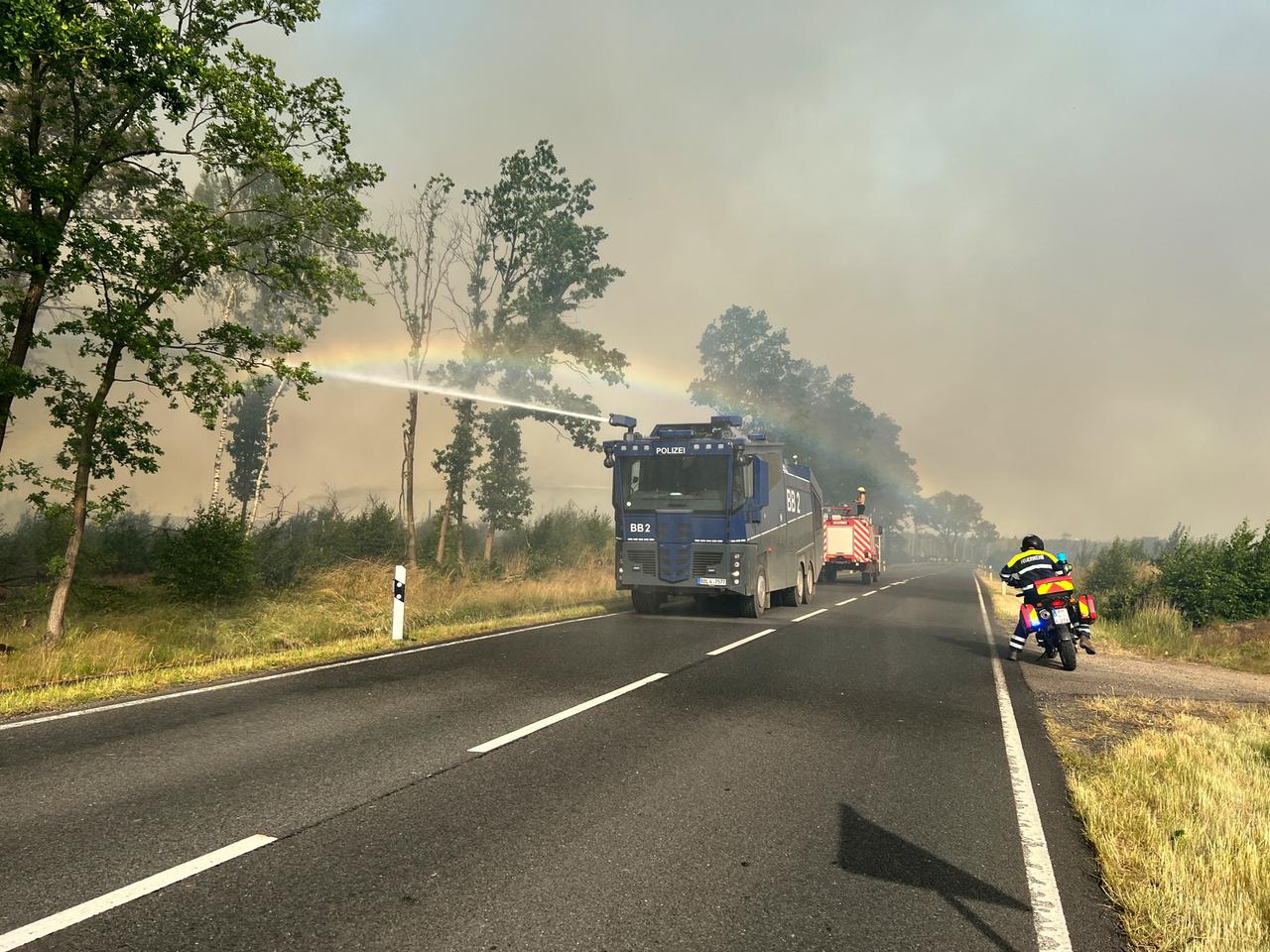 In einem Wald bei Treuenbrietzen kommt bei einem Waldbrand ein Wasserwerfer der Polizei zum Einsatz.