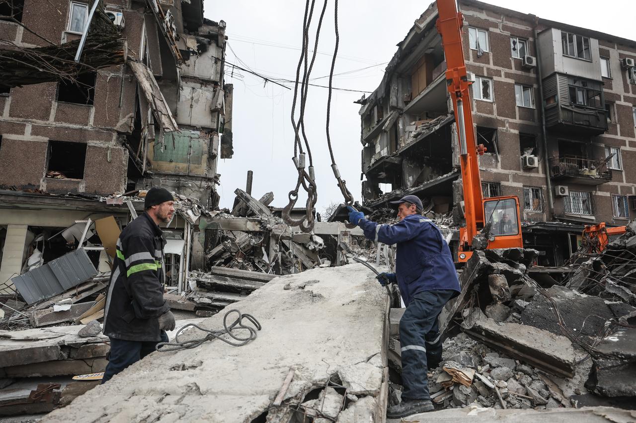 Aufräumarbeiten in der zerstörten Stadt Mariupol  