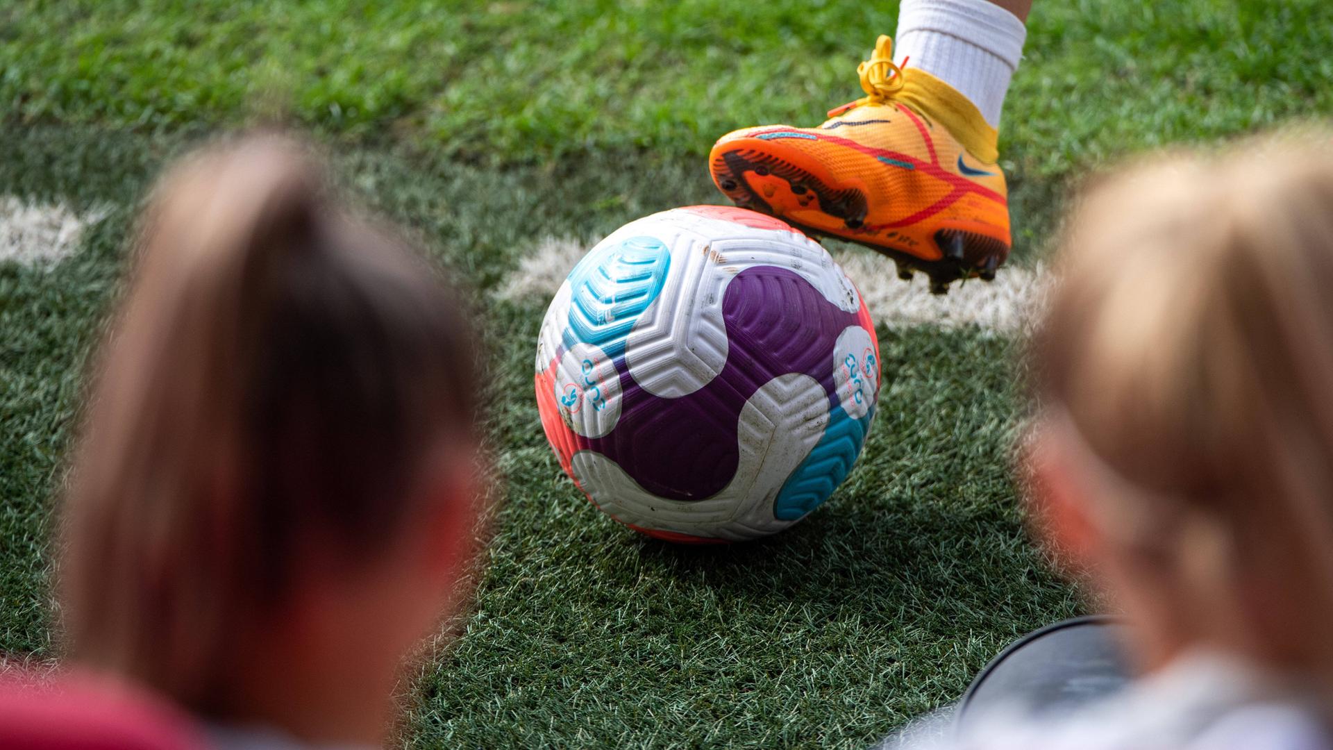 Fußballerinnen sind auch heute noch Sexismus im Profi- und Amateurbereich ausgesetzt. Fußballerinnen sind auch heute noch Sexismus im Profi- und Amateurbereich ausgesetzt.