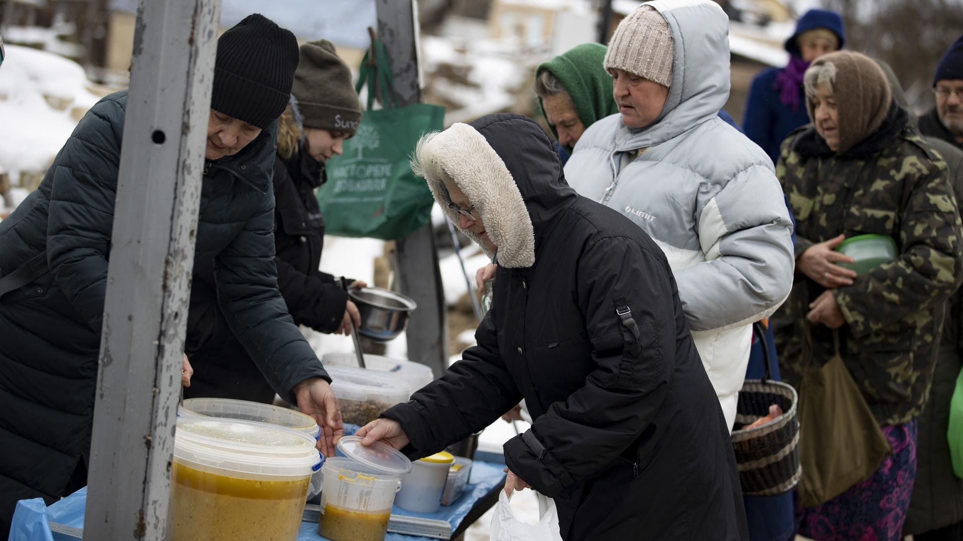 Eine Hilfsorganisation verteilt in der ukrainischen Stadt Tschernihiw eine heiße Mahlzeit Eine Hilfsorganisation verteilt in der ukrainischen Stadt Tschernihiw eine heiße Mahlzeit
