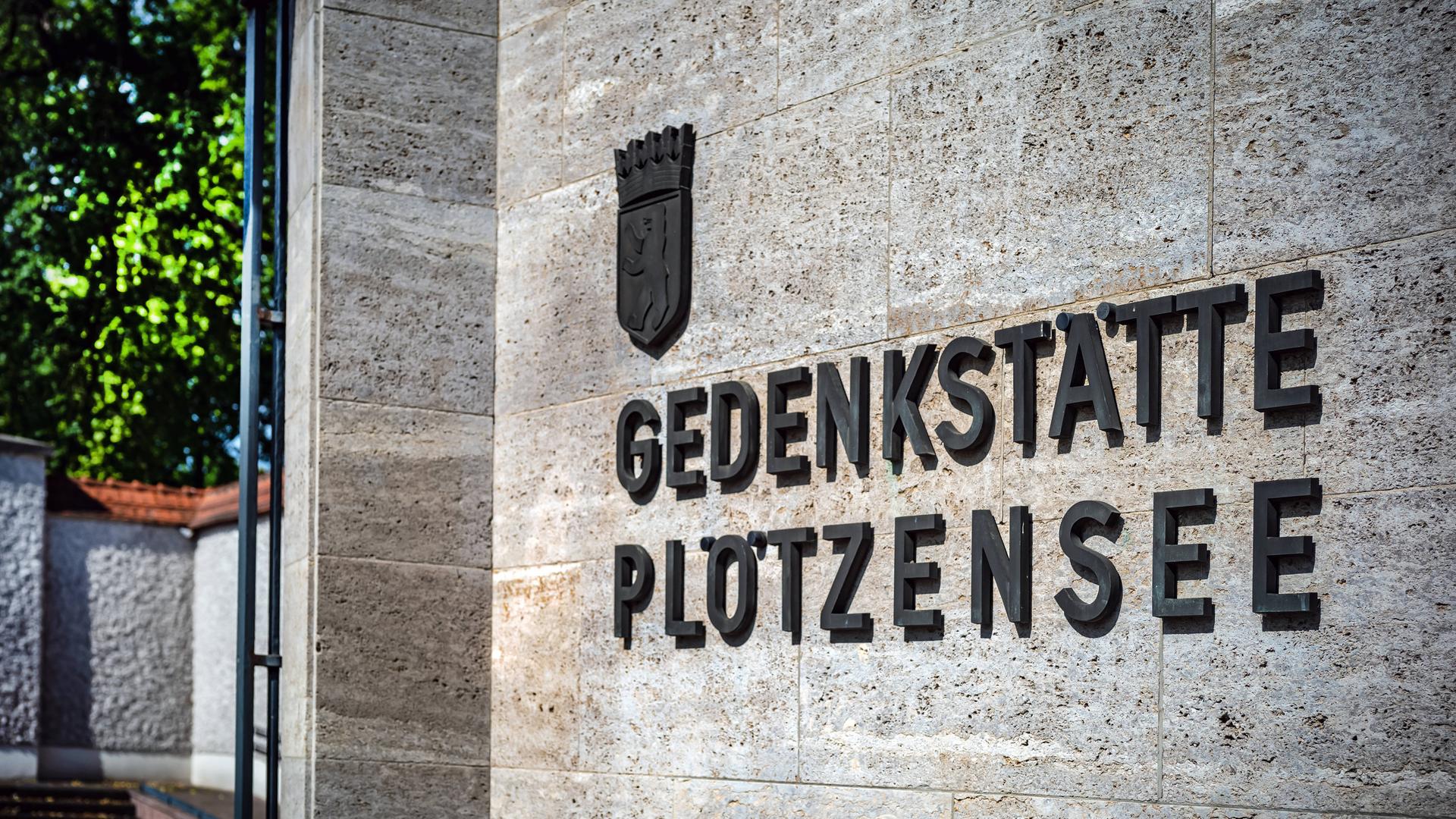 An einer Wand steht in Großbuchstaben Gedenkstätte Plötzensee. An einer Wand steht in Großbuchstaben Gedenkstätte Plötzensee.