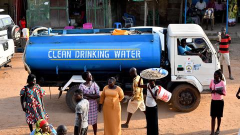 Tanklastwagen mit entsprechender Aufschrift übernehmen die Frischwasserversorgung von Haushalten in Dschuba/Südsudan