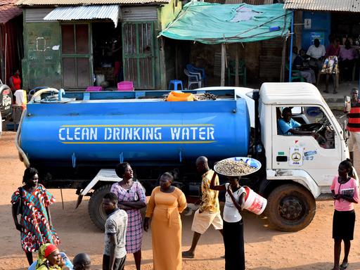 Tanklastwagen mit entsprechender Aufschrift übernehmen die Frischwasserversorgung von Haushalten in Dschuba/Südsudan