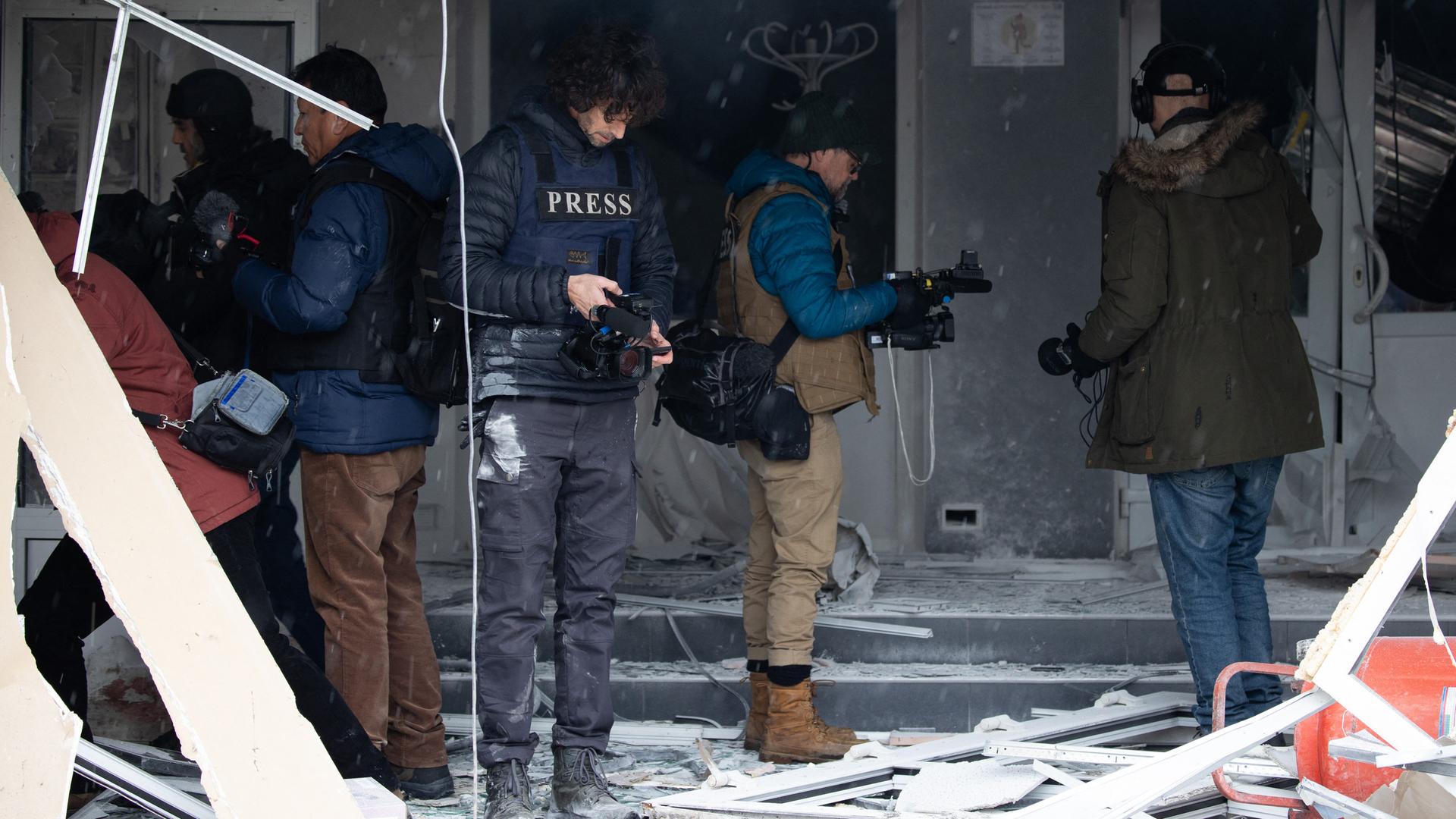 Kriegsreporter und Fotografen in Kiew tragen Helme und weitere Schutzausrüstung. Kriegsreporter und Fotografen in Kiew tragen Helme und weitere Schutzausrüstung.