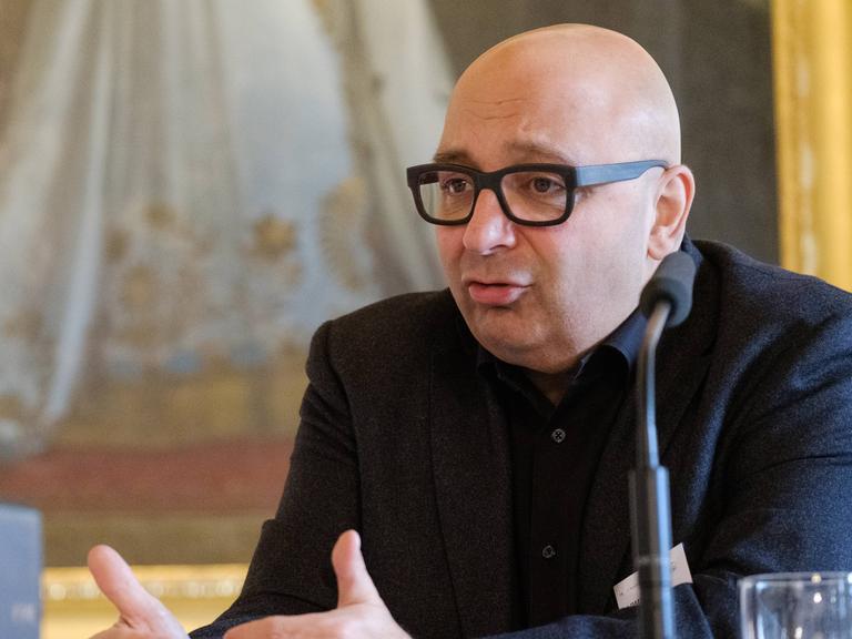 Mann mittleren Alters mit Glatze, Nahaufnahme