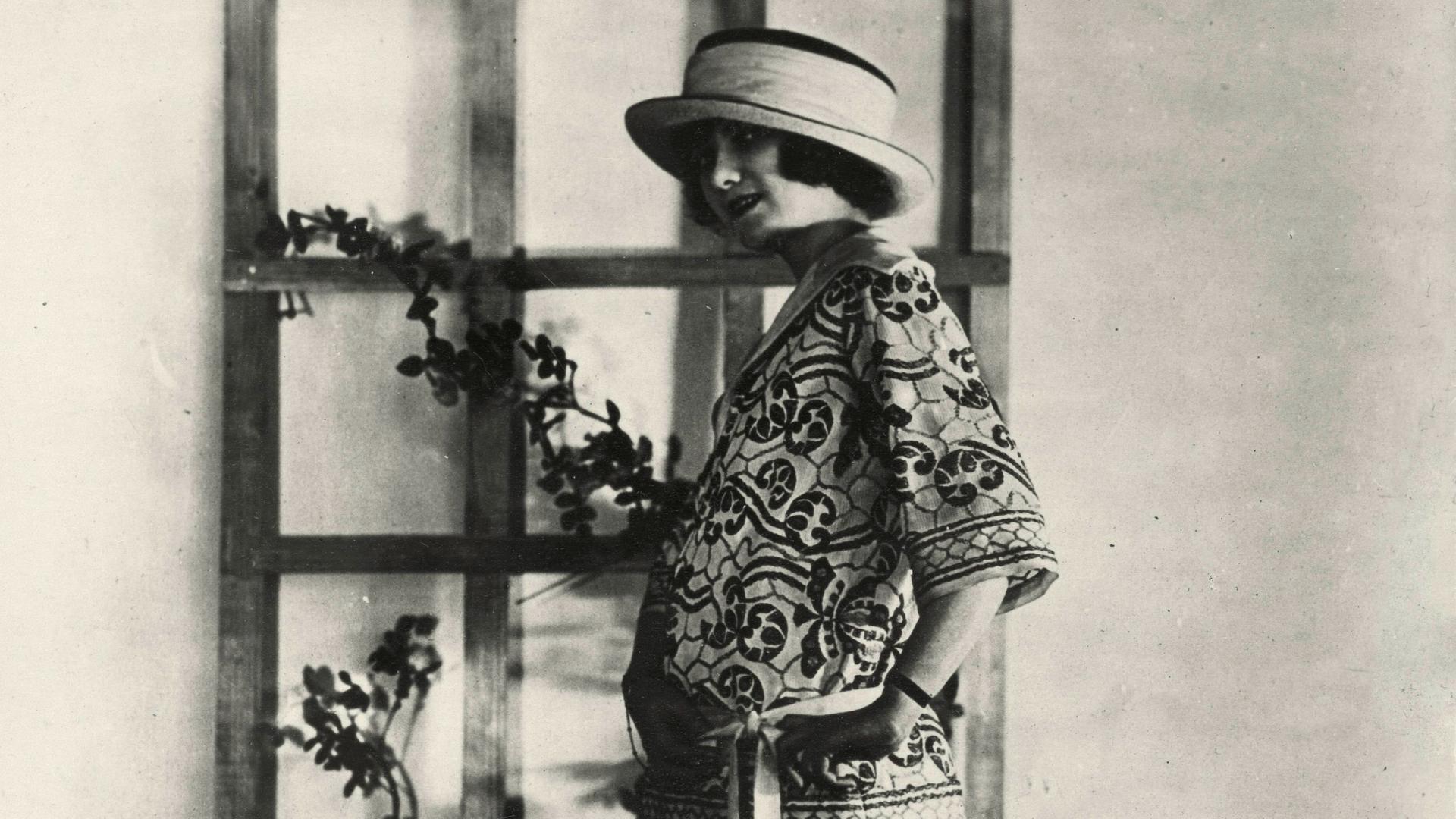 Tante Dorchen will sich eine besonders schöne Bluse kaufen. Zu sehen: Damenmode, Anfang 1920er Jahre. - Vorführdame in bestickter Bluse, Tante Dorchen will sich eine besonders schöne Bluse kaufen. Zu sehen: Damenmode, Anfang 1920er Jahre. - Vorführdame in bestickter Bluse,