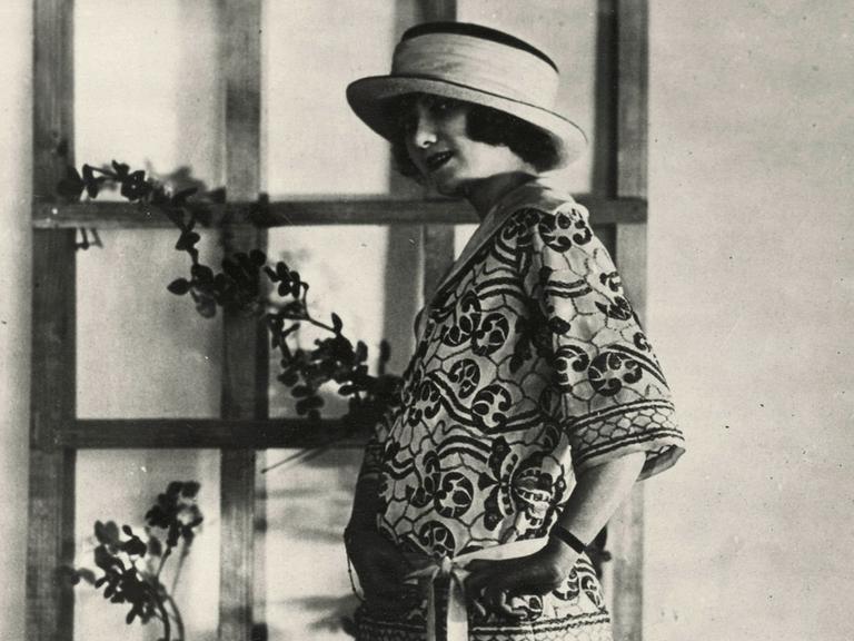 Tante Dorchen will sich eine besonders schöne Bluse kaufen. Zu sehen: Damenmode, Anfang 1920er Jahre. - Vorführdame in bestickter Bluse, 