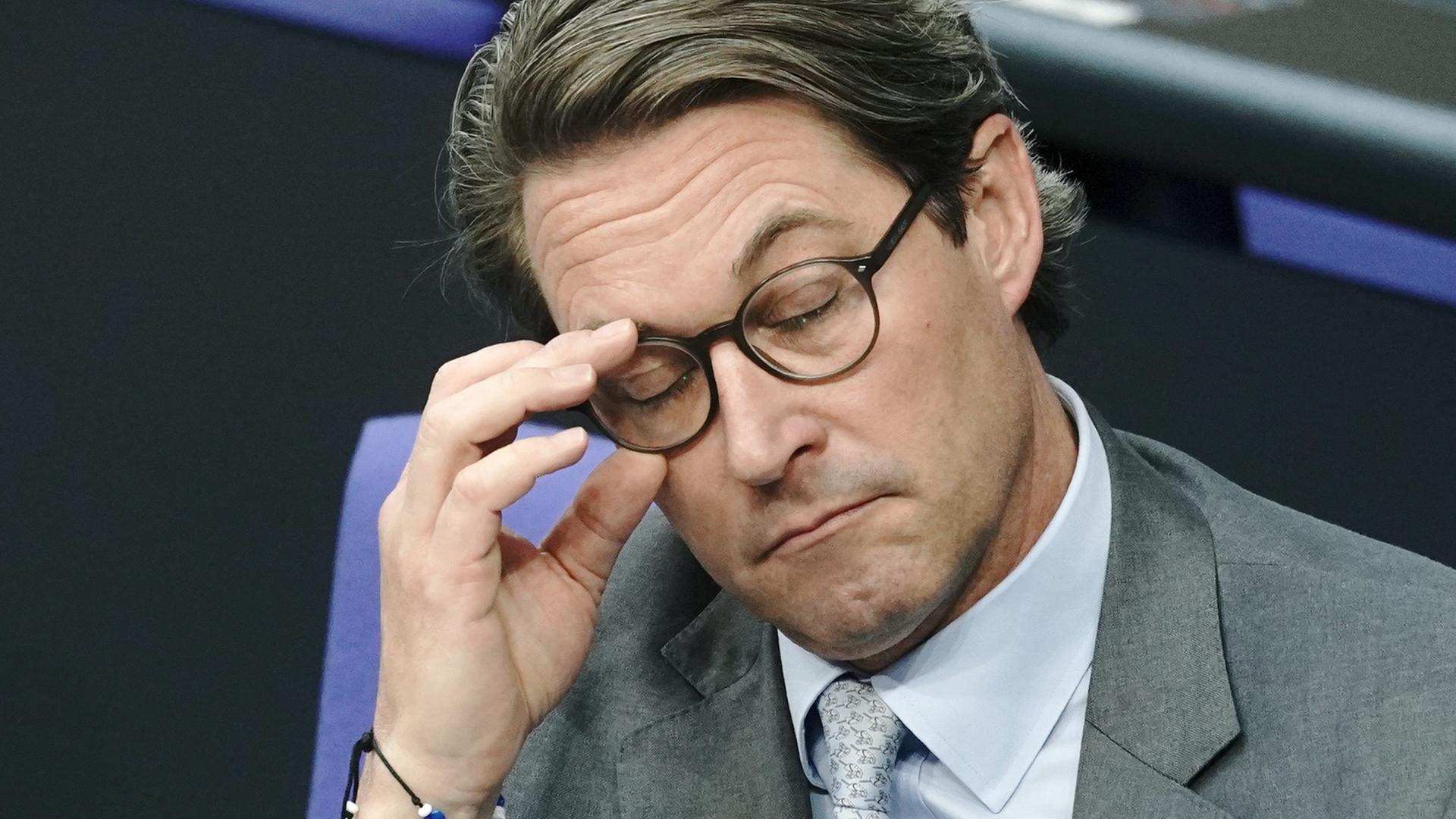 Ein Mann in Anzug rückt an seiner Brille: Andreas Scheuer (CSU).