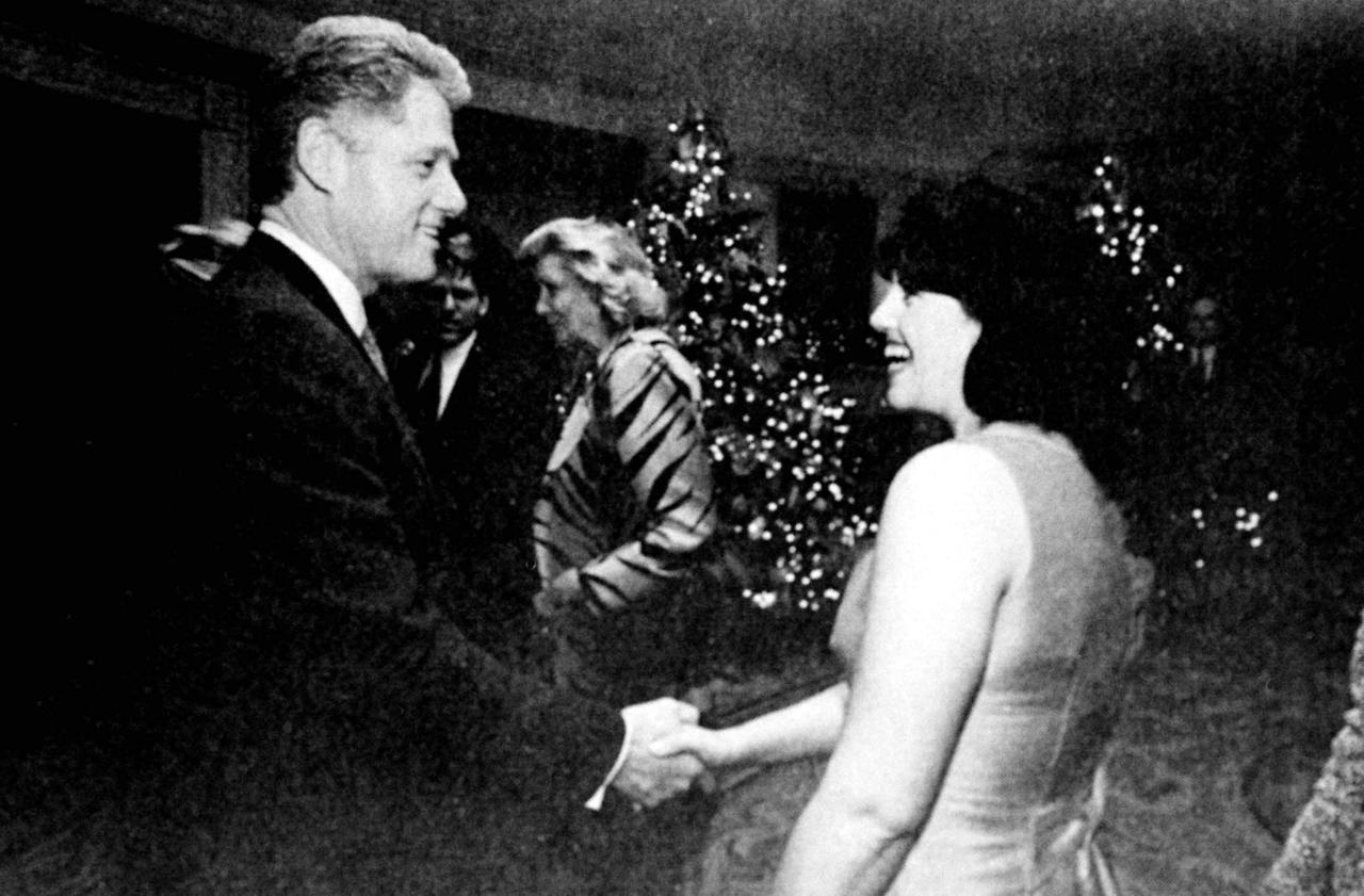 US-Präsident Bill Clinton und die Praktikantin Monica Lewinsky bei einer Weihnachtsfeier im Weißen Haus (undatierte Aufnahme)