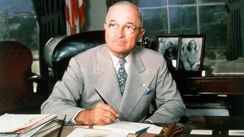 Portrait von 1948 von Harry S. Truman an seinem Schreibtisch im Weißen Haus.