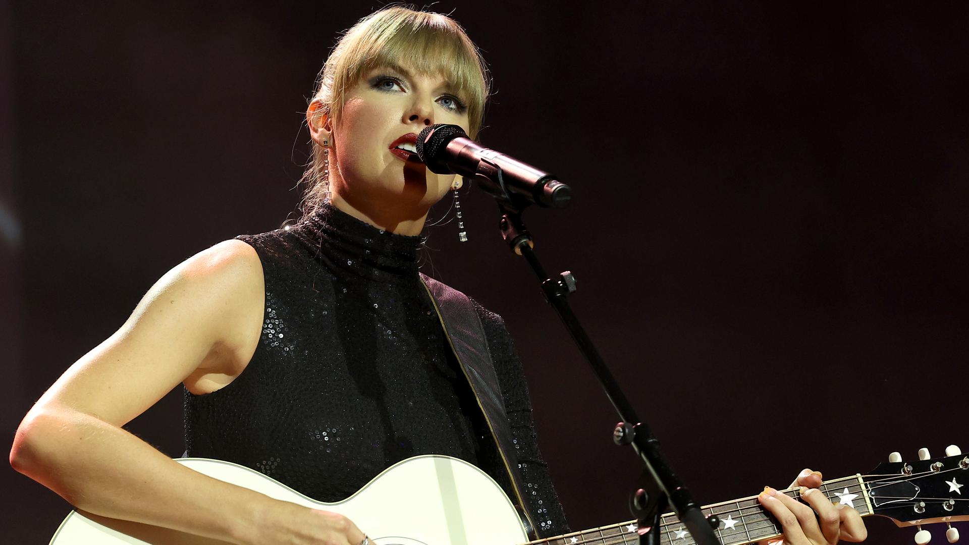 Taylor Swift bei den "Nashville Songwriter Awards" in Nashville, Tennessee, 2022. Taylor Swift bei den "Nashville Songwriter Awards" in Nashville, Tennessee, 2022.