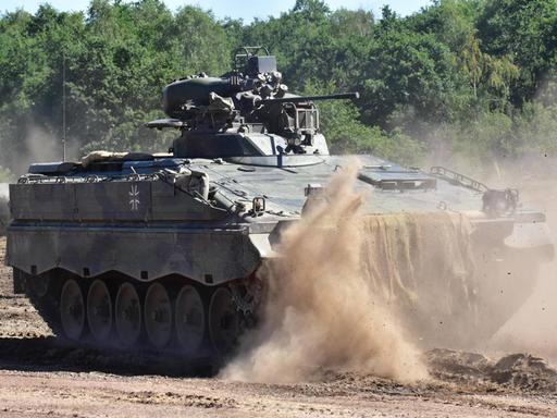 Schützenpanzer Marder der Bundeswehr während einer Gefechtsübung