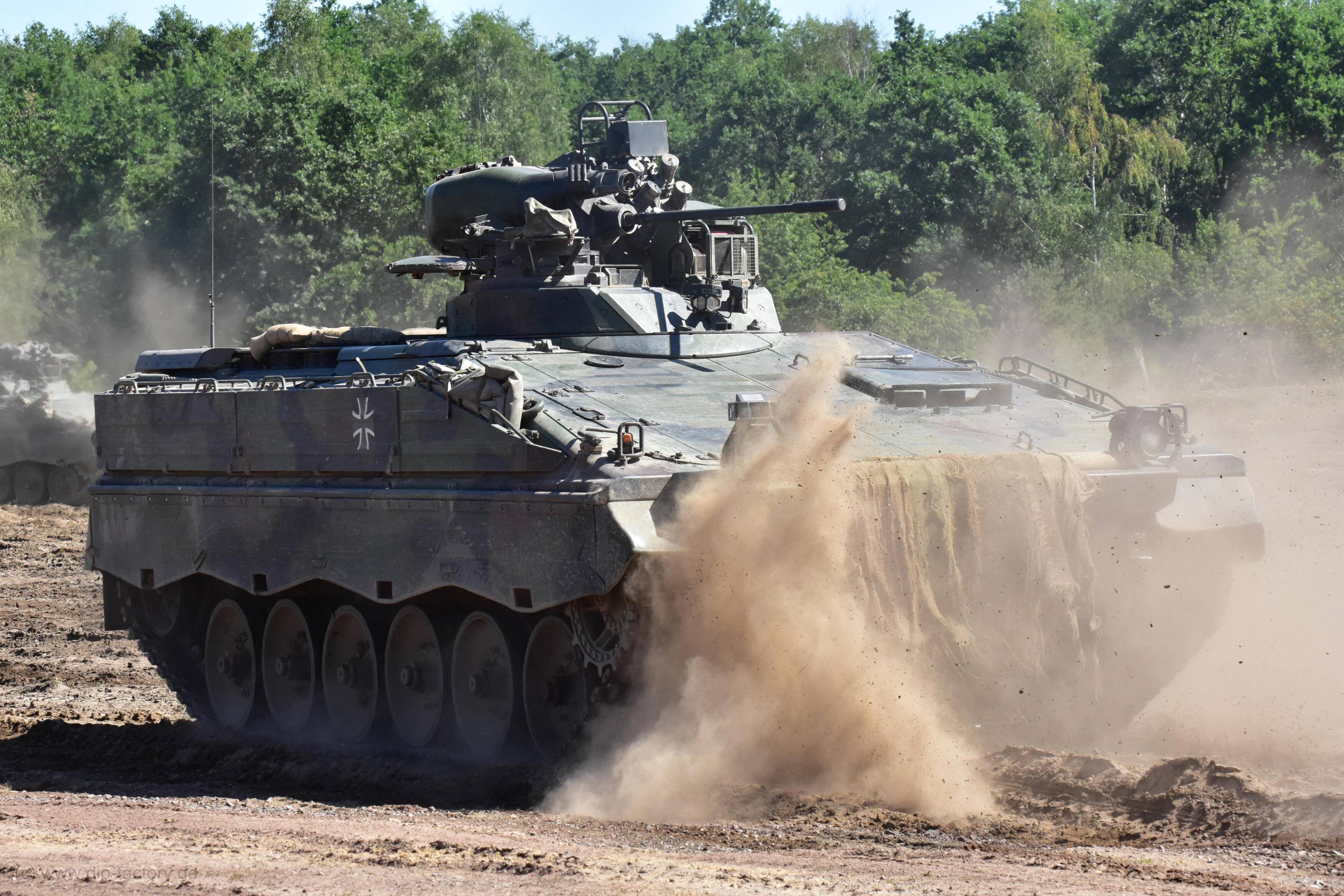 Militärhilfe für die Ukraine - Erste Soldaten aus der Ukraine zur Ausbildung an Marder-Panzern in Deutschland