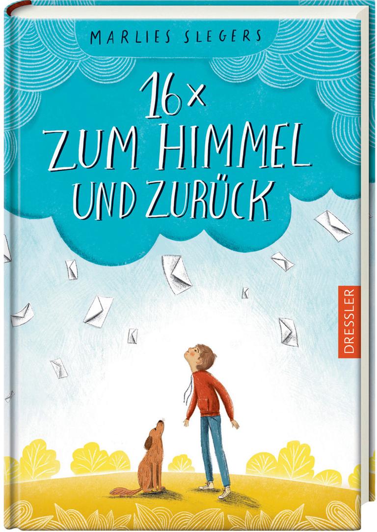 Das Cover von Marlies Slegers "16x zum Himmel und zurück" zeigt einen Jungen mit seinem Hund, die beide in den Himmel schauen. Dort regnen aus dicken blauen Wolken Briefumschläge. Das Cover von Marlies Slegers "16x zum Himmel und zurück" zeigt einen Jungen mit seinem Hund, die beide in den Himmel schauen. Dort regnen aus dicken blauen Wolken Briefumschläge.