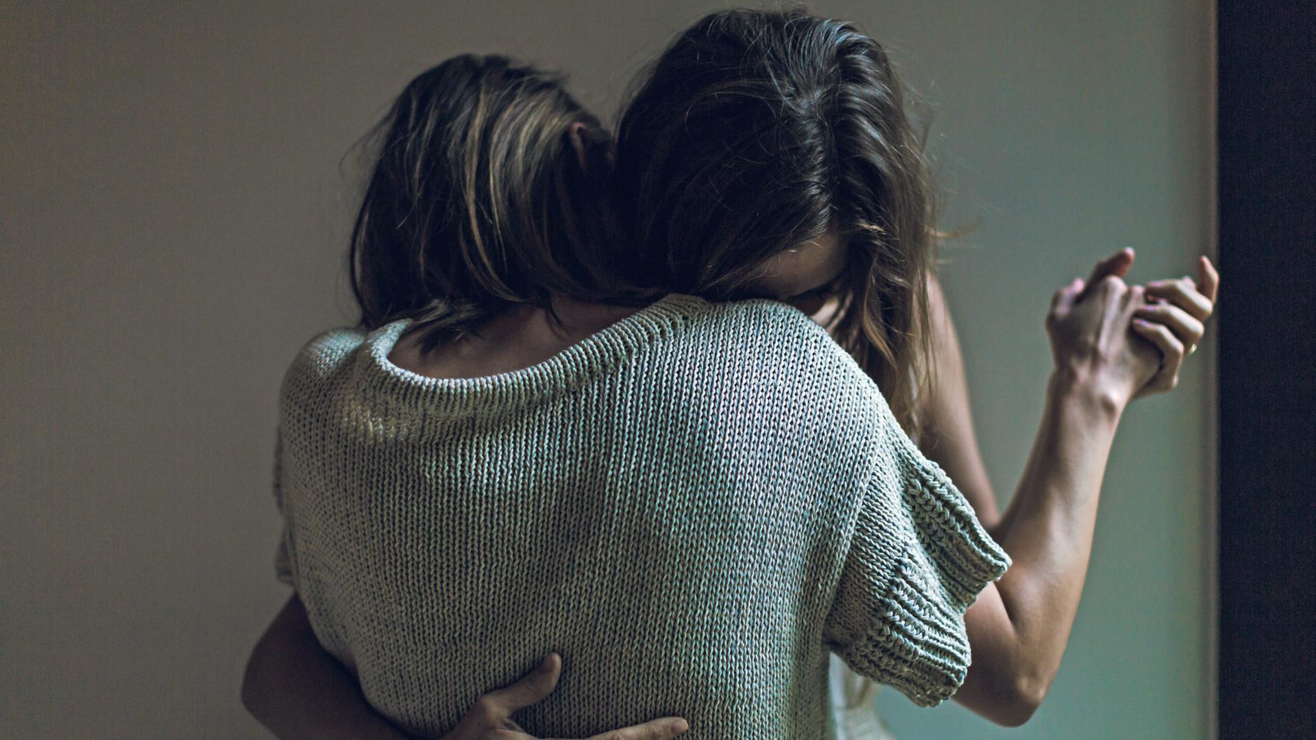 Das Hörspiel begleitet Anne Lister und ihre Partnerinnen und Affären. Zu sehen: Zwei Frauen, die miteinander tanzen. Das Hörspiel begleitet Anne Lister und ihre Partnerinnen und Affären. Zu sehen: Zwei Frauen, die miteinander tanzen.