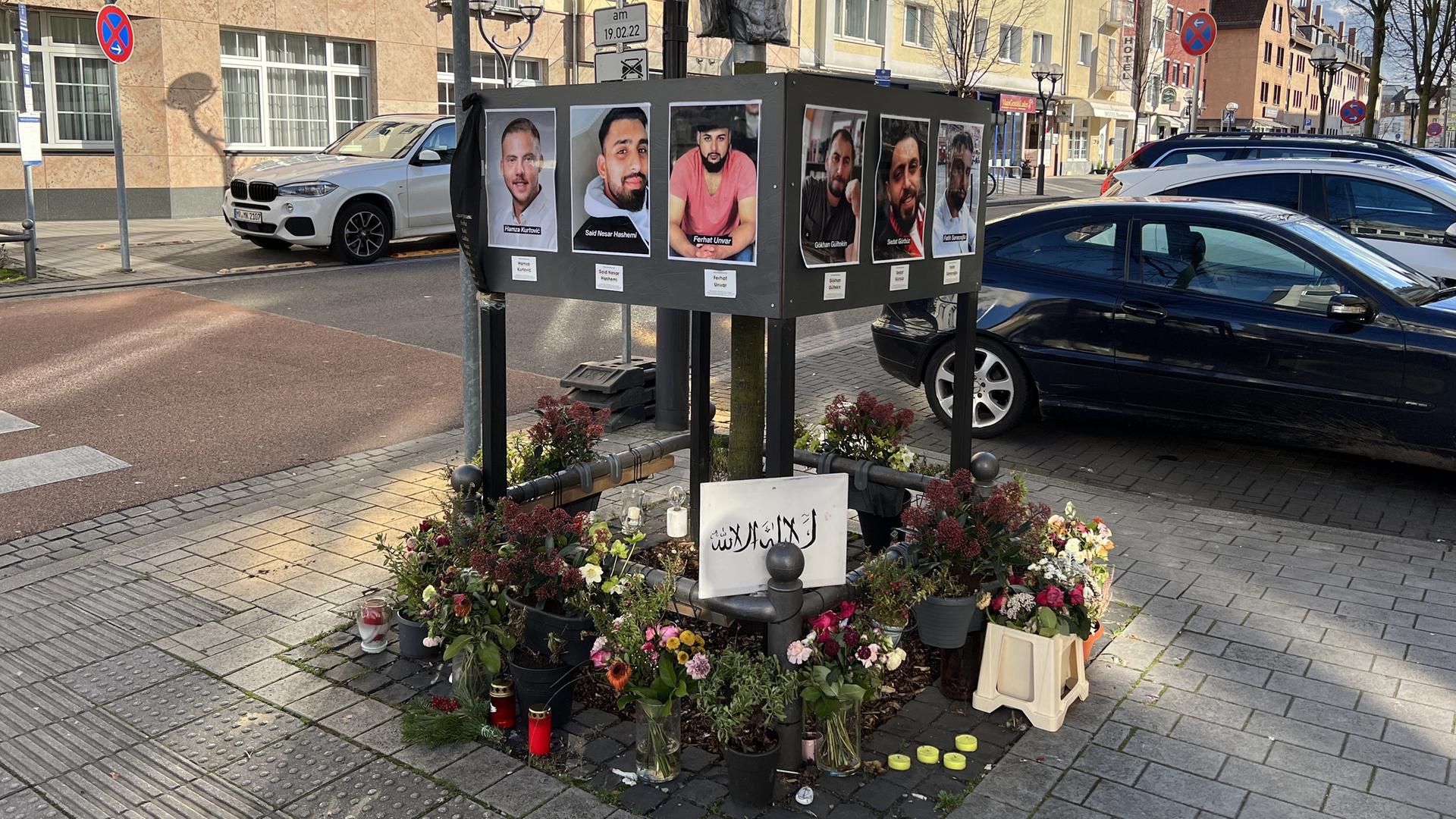 In Hanau erinnert eine Gedenkstätte mit Fotos der Opfer und Blumen an den rassistischen Anschlag vor zwei Jahren, bei dem neun Menschen getötet wurden. In Hanau erinnert eine Gedenkstätte mit Fotos der Opfer und Blumen an den rassistischen Anschlag vor zwei Jahren, bei dem neun Menschen getötet wurden.