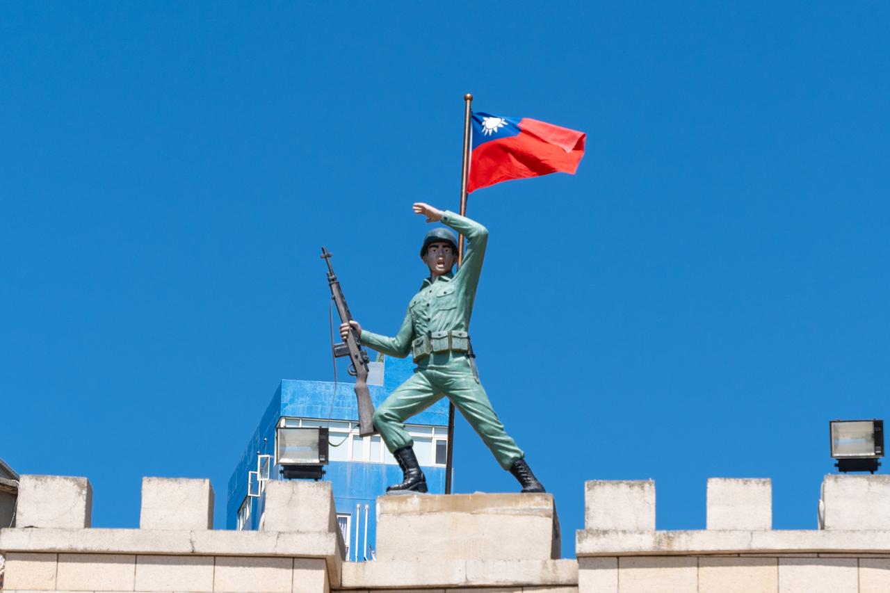 Wachsfigur eines taiwanesischen Soldaten mit einer taiwanesischen Flagge in Dongyin / Matsu-Archipel.
Wachsfigur eines taiwanesischen Soldaten mit einer taiwanesischen Flagge in Dongyin / Matsu-Archipel.