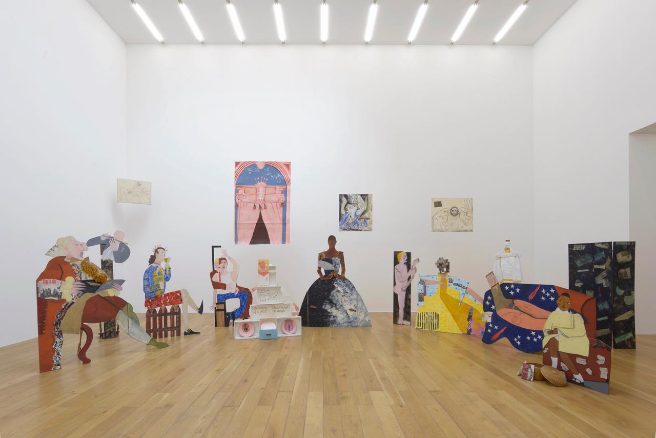 Die Installation "A fashionable marriage" von Lubaina Himid. Bunte, an Pappmaché-Aufsteller erinnernde Figuren, im Halbkreis. Die Installation "A fashionable marriage" von Lubaina Himid. Bunte, an Pappmaché-Aufsteller erinnernde Figuren, im Halbkreis.