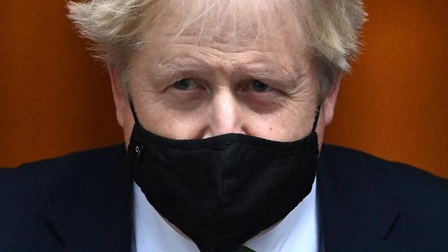 Porträt von Großbritanniens Premierminister Boris Johnson mit Mundschutz