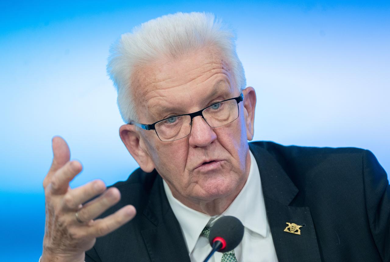 Winfried Kretschmann von den Grünen bei einer Pressekonferenz. Winfried Kretschmann von den Grünen bei einer Pressekonferenz.