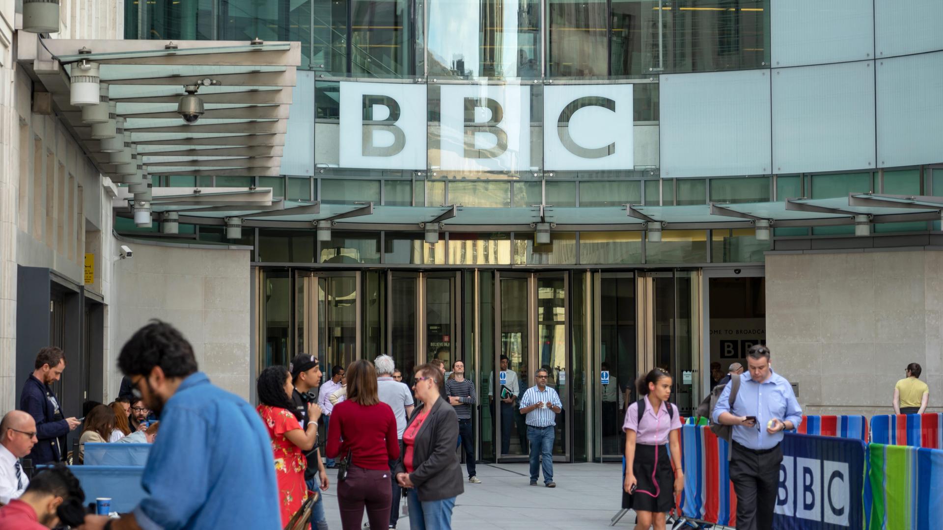 Menschen stehen und gehen vor dem Eingang des Broadcasting House in London, dem Hauptsitz der British Broadcasting Corporation (BBC). Foto vom 09. Mai 2018. Menschen stehen und gehen vor dem Eingang des Broadcasting House in London, dem Hauptsitz der British Broadcasting Corporation (BBC). Foto vom 09. Mai 2018.