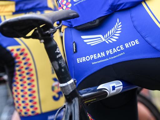 Radfahrer warten auf den Start zum "European Peace Ride". 