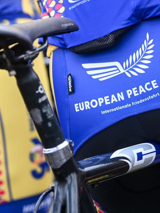 Radfahrer warten auf den Start zum "European Peace Ride". 